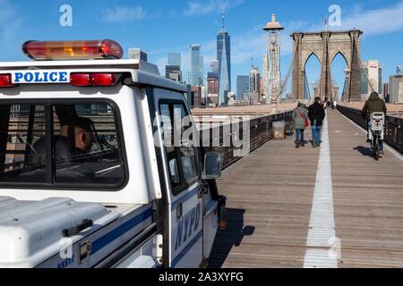 Streife auf der Brooklyn Bridge mit Blick auf die HOCHHÄUSER IN Lower Manhattan, New York, United States, USA Stockfoto