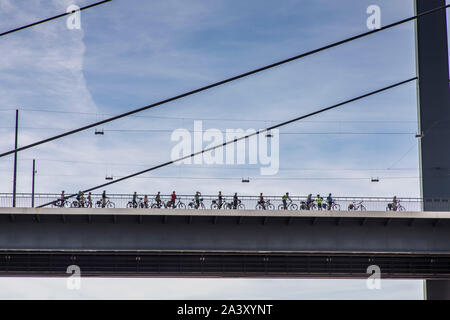 Radfahrer auf einer Brücke, Rhein knie Brücke über den Rhein in der Nähe von Düsseldorf, eine Radtour, eine Pause machen, Stockfoto