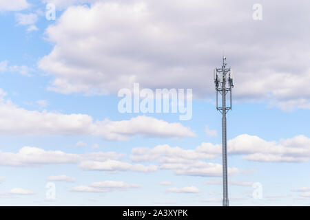 Zelle Turm gegen den blauen bewölkten Himmel. Spärliche Komposition mit Kopie Raum Stockfoto