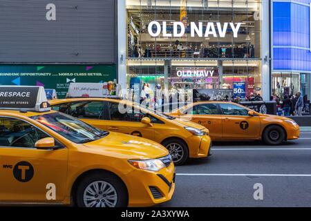 Gelbe Taxis VOR DER STORES (OLD NAVY), Times Square, Manhattan, New York, United States, USA Stockfoto