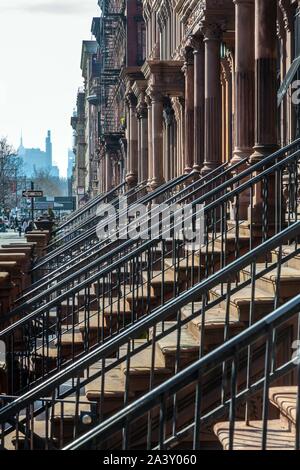 Treppen vor dem Gebäude aus rotem Ziegel, MALCOLM X BOULEVARD, Harlem, Manhattan, New York, United States, USA Stockfoto