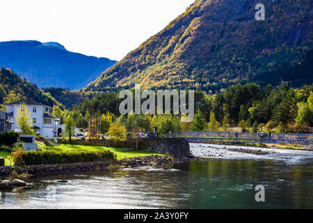 Eio-Fluss, der von unten durch den See Eidfjord Eidfjord und Eid Fjord Stockfoto