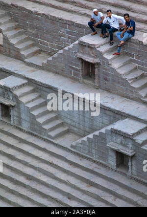 Indische Männer in toorji ka Jhalra stepwell, Rajasthan, Jodhpur, Indien Stockfoto