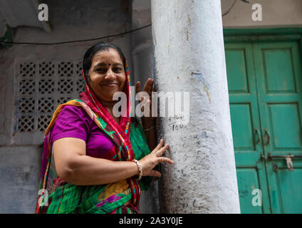Porträt eines lächelnden Rajasthani Frau in traditionellen Sari, Rajasthan, Jodhpur, Indien Stockfoto