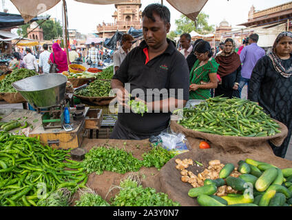 Indische mann Verkauf von Gemüse auf einem Markt, Rajasthan, Jodhpur, Indien Stockfoto