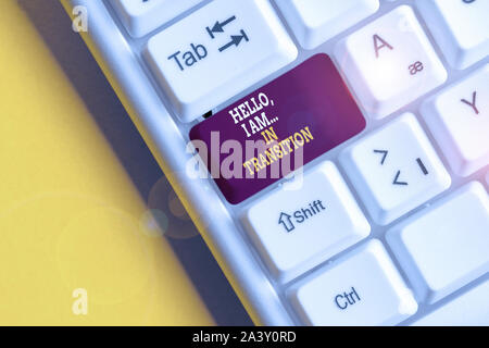 Schreiben Hinweis angezeigt Hallo ich im Übergang bin. Business Konzept für Prozess voran Planung neue Dinge weiß PC-Tastatur mit Papier Stockfoto