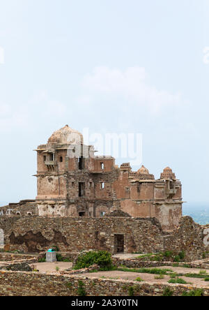 Die zerstörten Rana kumbha Palace innerhalb der mittelalterlichen Chittorgarh Fort Complex, Chittorgarh, Rajasthan, Indien Stockfoto