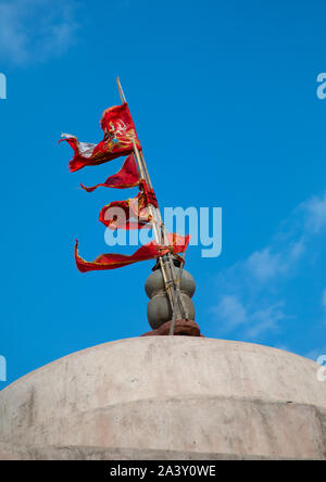Flagge auf Harshat Mata Tempel, Rajasthan, Abhaneri, Indien Stockfoto
