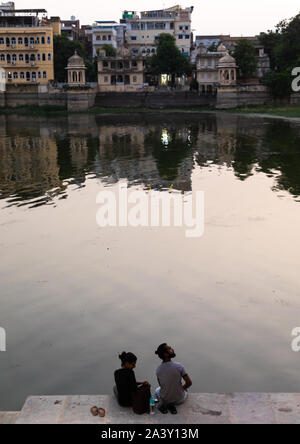 Paar sitzen auf Gangaur Ghat, Rajasthan, Udaipur, Indien Stockfoto