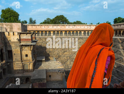Rajasthani Frauen in Chand Baori stepwell, Rajasthan, Abhaneri, Indien Stockfoto