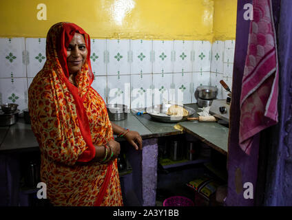 Porträt einer Rajasthani Frau in traditioneller Kleidung in ihrer Küche, Rajasthan, Jodhpur, Indien Stockfoto