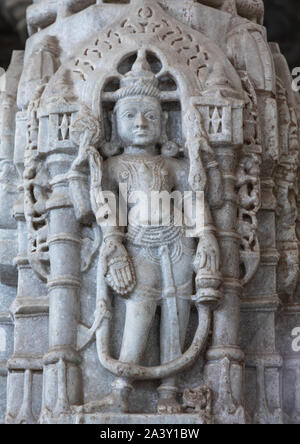 Geschnitzten Götzenbild aus weißem Marmor auf der Wand Tirthankar Jain Tempel, Rajasthan, Ranakpur, Indien Stockfoto