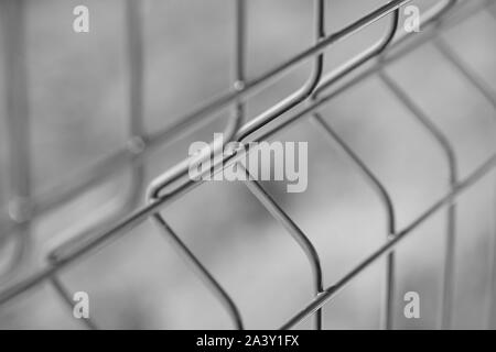 Neue Gitter Zaun close up, bw Foto. Stockfoto