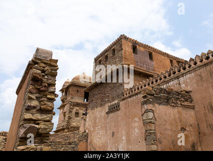 Die zerstörten Rana kumbha Palace innerhalb der mittelalterlichen Chittorgarh Fort Complex, Chittorgarh, Rajasthan, Indien Stockfoto