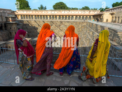 Rajasthani Frauen in Chand Baori stepwell, Rajasthan, Abhaneri, Indien Stockfoto