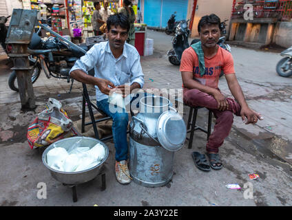 Indische Männer verkaufen frische Milch in der Straße, Rajasthan, Jodhpur, Indien Stockfoto