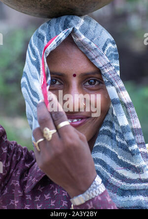 Porträt eines lächelnden Rajasthani Frau in traditionellen Sari, Rajasthan, Baswa, Indien Stockfoto