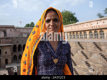 Rajasthani Frauen in Chand Baori stepwell, Rajasthan, Abhaneri, Indien Stockfoto