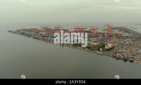 Luftaufnahme von Container Terminal in der Stadt Manila. Größte cargo Port. modernen Hafen und globalen Handel Hintergrund, Philippinen. Stockfoto