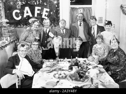 Foto vom 20/12/1989 mit der Besetzung der letzten Sommer Wein in der Christmas Special. Hintere Reihe (von links nach rechts): Efeu (Jane Freeman), Clegg (Peter Sallis), Compo (Bill Owen), Seymour (Michael Aldridge), Barry (Mike Grady) und Glenda (Sarah Thomas). Vordere Reihe (von links nach rechts): Wesley (Gordon Wharmby), Edie (Thora Hird), Tante Wainwright (Jean Alexander), Howard (Robert Fyfa), Pearl (Juliette Kaplan) und Nora (Kathy Personal). Kaplan, der streitaxt Pearl Sibshaw in der Sitcom spielte, starb im Alter von 80 Jahren an Krebs. Stockfoto