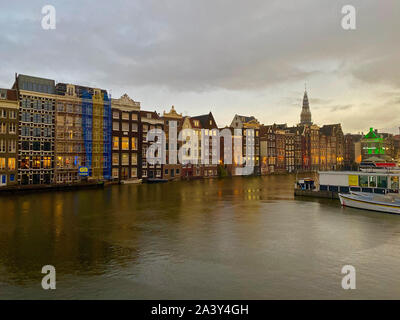 Amsterdam, Niederlande - Oktober 2,2019: Amsterdam Canal Singel mit typisch holländische Häuser und Hausboote, Boote am Abend mit schönen Wasser re Stockfoto