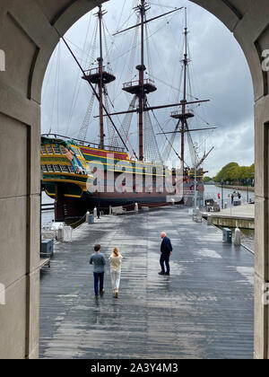 Amsterdam, Netherlands-October 4,2019: National Maritime Museum ist eine große historische Gebäude. Replik des Amsterdam. Es ist ein aus dem 18. Jahrhundert Schiff, Stockfoto