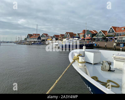 Volendam, Netherlands-October 7,2019: Touristische Fähre von Pier in der Bucht geparkt. Volendam ist eine Stadt im Norden von Holland. Manchmal auch als die Perle des Zuiderze Stockfoto