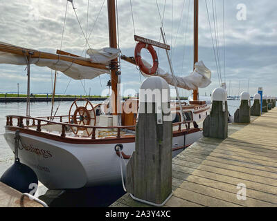 Volendam, Netherlands-October 7,2019: Luxusyacht von Pier in der Bucht geparkt. Volendam ist eine Stadt im Norden von Holland. Manchmal ist die Perle der Krim genannt Stockfoto