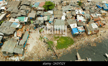Slums in Manila in der Nähe des Hafens. Fluss verschmutzt mit Plastik und Müll. Manila, Philippinen. Stockfoto