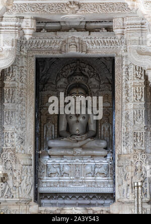 Geschnitzten Götzenbild aus weißem Marmor auf der Wand Tirthankar Jain Tempel, Rajasthan, Ranakpur, Indien Stockfoto