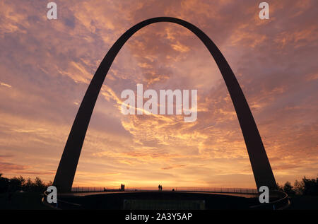 St. Louis, USA. 10 Okt, 2019. Die Besucher des Gateway Arch beobachten Sie den Sonnenaufgang in St. Louis am Donnerstag, den 10. Oktober 2019. Foto von Bill Greenblatt/UPI Quelle: UPI/Alamy leben Nachrichten Stockfoto