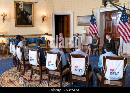 Washington, Vereinigte Staaten von Amerika. 09. Oktober 2019. Us-First Lady Melania Trump beteiligt sich an einer Listening Session über die Auswirkungen der Jugend vaping mit Teens von der Wahrheit", an der sich auch das blaue Zimmer des Weißen Hauses Oktober 9, 2019 in Washington, DC. Sitzung mit der First Lady von links nach rechts sind: Senior Berater des Präsidenten Kellyanne Conway, Minister für Gesundheit und Soziales, Alex Azar, erste Dame Melania Trump und Wahrheit Initiative Chief Marketing und Strategy Officer Eric Asche. Quelle: Andrea Hanks/White House Photo/Alamy leben Nachrichten Stockfoto