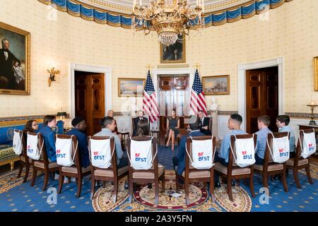 Washington, Vereinigte Staaten von Amerika. 09. Oktober 2019. Us-First Lady Melania Trump beteiligt sich an einer Listening Session über die Auswirkungen der Jugend vaping mit Teens von der Wahrheit", an der sich auch das blaue Zimmer des Weißen Hauses Oktober 9, 2019 in Washington, DC. Sitzung mit der First Lady von links nach rechts sind: Senior Berater des Präsidenten Kellyanne Conway, Minister für Gesundheit und Soziales, Alex Azar, erste Dame Melania Trump und Wahrheit Initiative Chief Marketing und Strategy Officer Eric Asche. Quelle: Andrea Hanks/White House Photo/Alamy leben Nachrichten Stockfoto