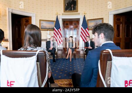 Washington, Vereinigte Staaten von Amerika. 09. Oktober 2019. Us-First Lady Melania Trump beteiligt sich an einer Listening Session über die Auswirkungen der Jugend vaping mit Teens von der Wahrheit", an der sich auch das blaue Zimmer des Weißen Hauses Oktober 9, 2019 in Washington, DC. Sitzung mit der First Lady von Links nach Rechts: Minister für Gesundheit und Soziales, Alex Azar, erste Dame Melania Trump und Wahrheit Initiative Chief Marketing und Strategy Officer Eric Asche. Quelle: Andrea Hanks/White House Photo/Alamy leben Nachrichten Stockfoto