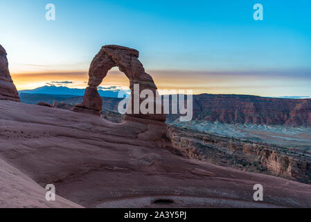 Sonnenaufgang über Zarten Arch in der sehr frühen Morgen im Arches National Park, Utah, USA Stockfoto