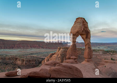 Sonnenaufgang über Zarten Arch in der sehr frühen Morgen im Arches National Park, Utah, USA Stockfoto