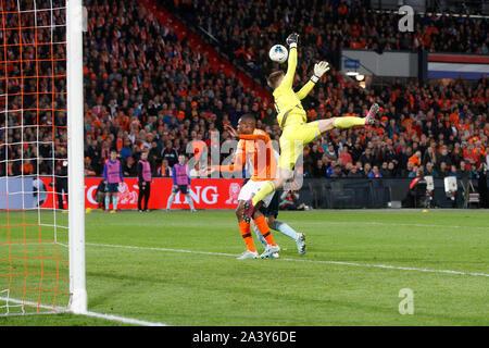 Rotterdam, Niederlande. 10 Okt, 2019. ROTTERDAM, 10-10-2019, Stadion De Kuip, EM-Qualifikationsspiel Niederlande vs Nordirland Niederlande player Denzel Dumfries Nordirland Torwart Bailey Peacock-Farrell während des Spiels Niederlande vs Nordirland Credit: Pro Schüsse/Alamy leben Nachrichten Stockfoto