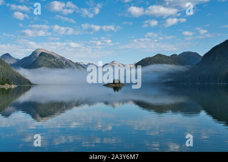 Schönen Sommermorgen in der Dundas Bay mit Clearing Nebel und Wolken. Stockfoto