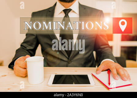 Schreiben Hinweis Nominierungen angezeigt. Business Konzept für den Akt der offiziell vorschlagen jemand für einen Job oder Position Stockfoto