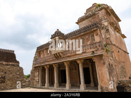 Die zerstörten Rana kumbha Palace innerhalb der mittelalterlichen Chittorgarh Fort Complex, Chittorgarh, Rajasthan, Indien Stockfoto