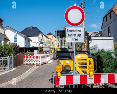 Durchfahrt verboten Baufahrzeuge frei Stockfoto