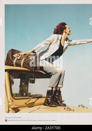 Plakat werbung Louis Vuitton Handtasche in Papier Magazin von 2014 Jahr, Werbung, kreative LV Louis Vuitton Anzeige von 2010 s Stockfoto