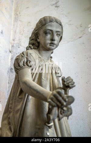 Beeindruckende Skulptur eines Kindes an der monumentalen Friedhof von Staglieno (Cimitero monumentale di Staglieno in Genua (Genova), Ligurien, Italien Stockfoto