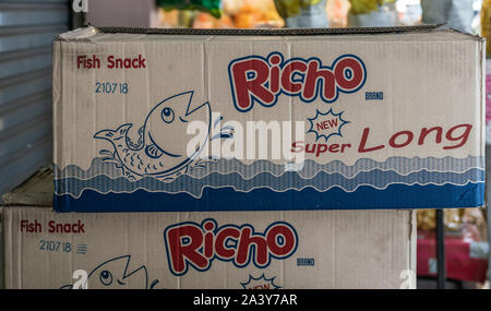 Chon Buri, Thailand - 16. März 2019: weiß-blau-rot RIcho Marke boxen mit Fisch auf Street Market an der Sukhumvit Road. Stockfoto