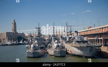 Montevideo, Uruguay - 09.März 2013: Blick auf den Hafen von Montevideo aus dem Fluss, militärisch und Zoll Gebäude Stockfoto