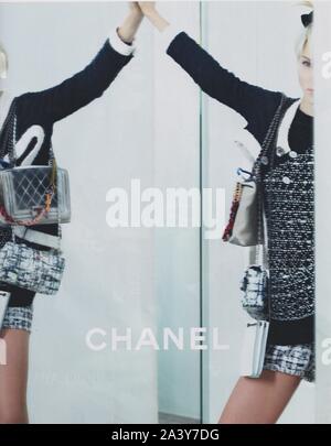 Plakat werbung CHANEL mit Sasha Luss in Papier Magazin aus 2014, Werbung, kreative CHANEL Anzeige von 2010 s Stockfoto