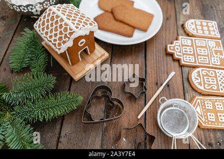 Weihnachten hausgemachte Lebkuchen Cookies auf Holztisch. Vereisung der Weihnachtsbäckerei. closeup, kopieren. Leere keks Lebkuchenhaus, bereit, Stockfoto