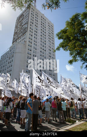 Buenos Aires, Argentinien - 10. Dezember 2013: März protestieren der Gruppe Tupac Amaru in aus dem Gebäude des Ministeriums für Soziale Aktion in bis zu Stockfoto