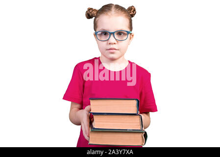 Ein Mädchen mit Brille hält einen Stapel alter Bücher. Auf einem weißen Hintergrund. Stockfoto