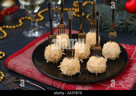 Käse crab Kugeln in Käse Späne - eine traditionelle Snack für Weihnachten und Neujahr Stockfoto